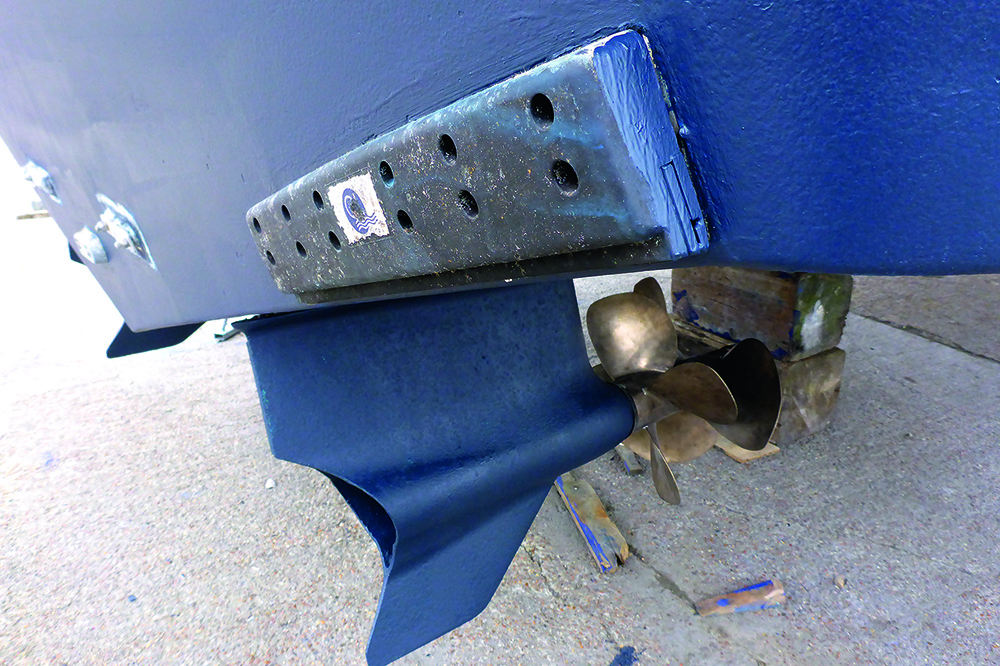 Interceptor trim tab fitted to boat transom beside sterndrive propellers for automatic running angle control.