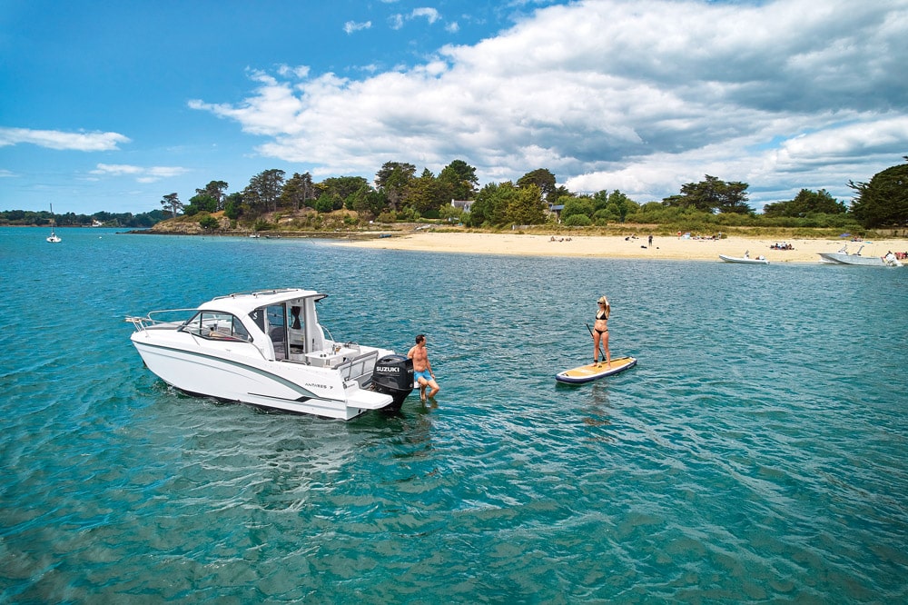 Beneteau Antares 7 & paddle boarder