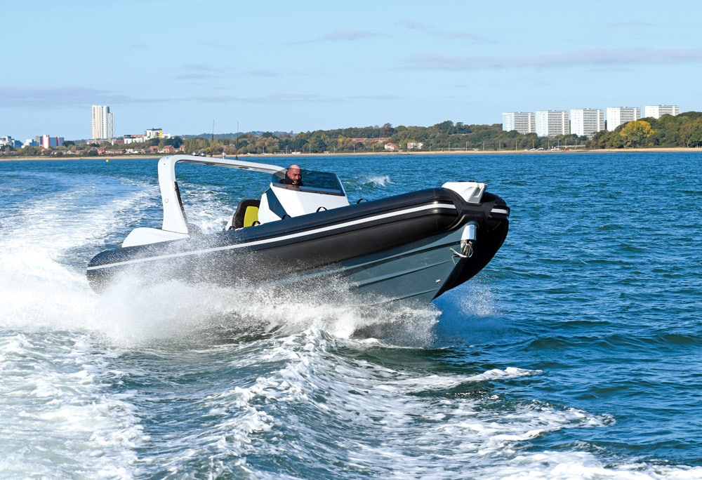 Stingher 840 GT Super Sport on water