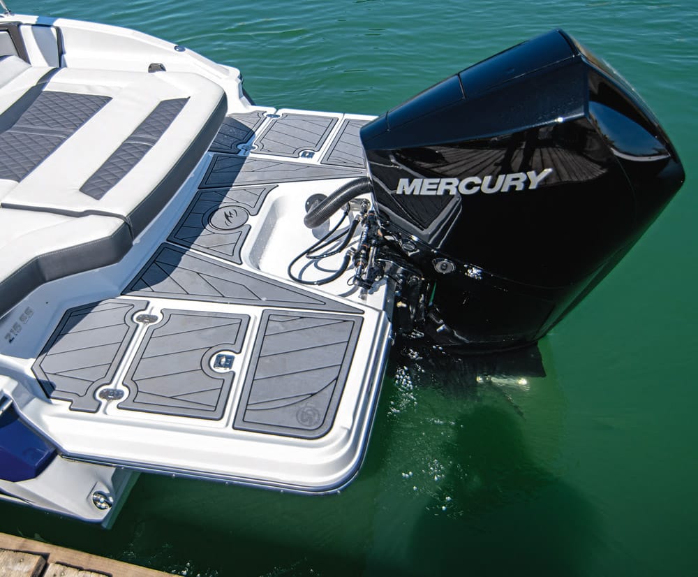 Monterey 215SS - outboard and bathing platform