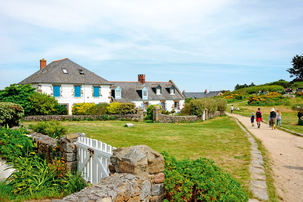 The road of the main island of Iles de Chausey. © Mikael Broms/Shutterstock. 