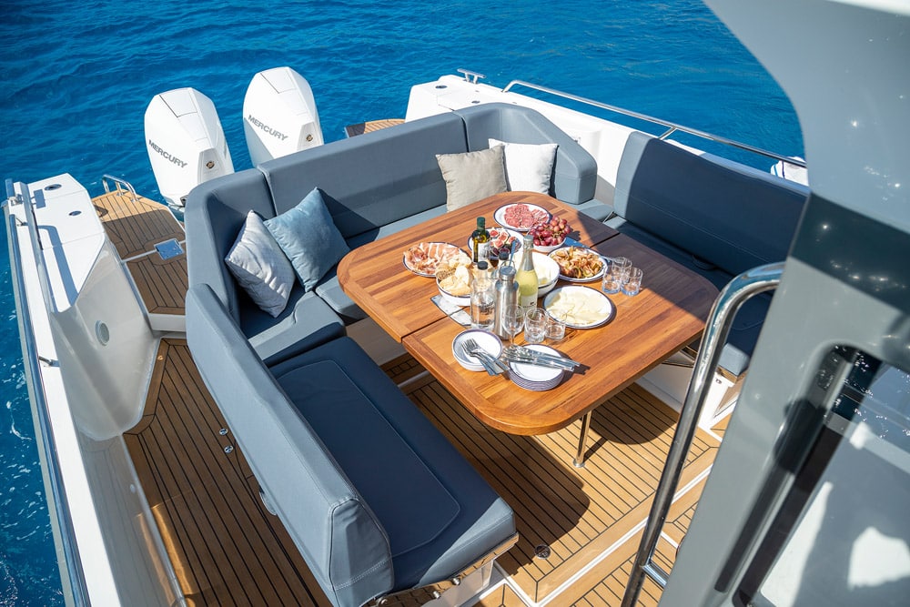 The seating in dining mode.