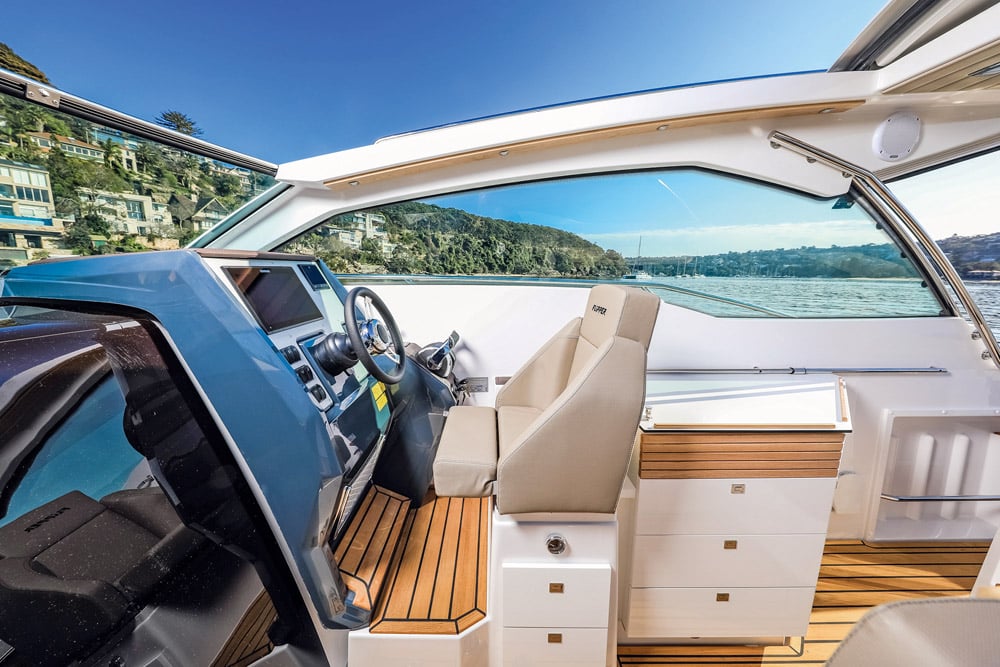 Flipper 900 ST - The helm seat is perfectly elevated