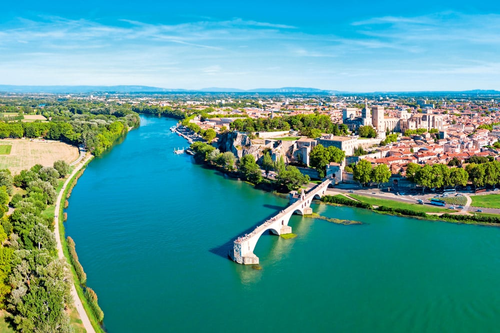 Pont Saint Benezet bridge and the Rhone river in southern France - © Shutterstock