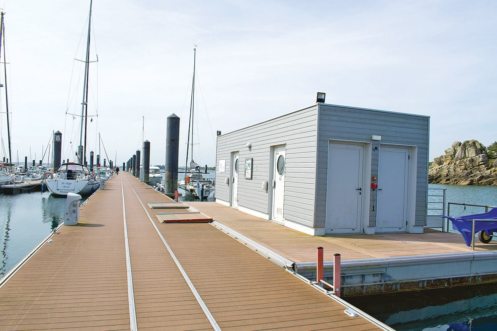 The wide pontoons even have their own toilet blocks!