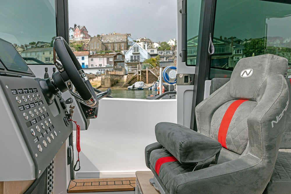 Supportive helm seat on the Nordkapp Gran Coupe 905 V12