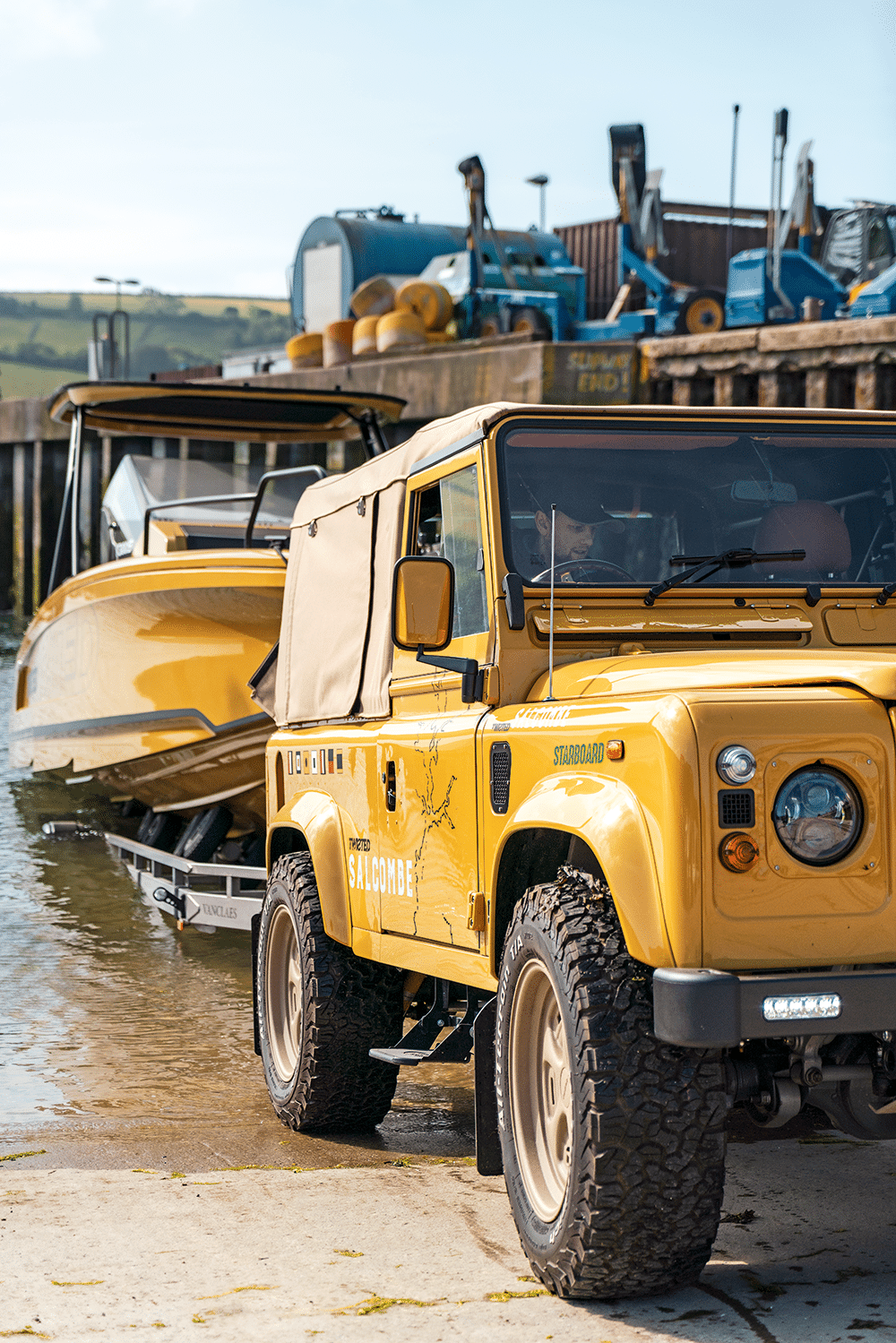 Twisted Land Rover Trailering boat