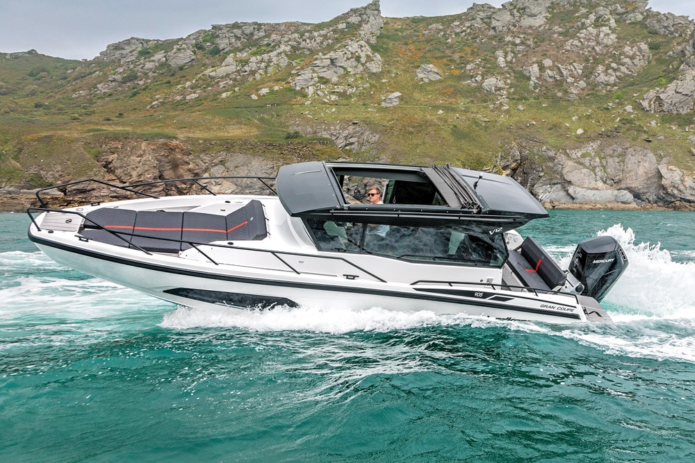 The Nordkapp V12 905 underway, running true and level.