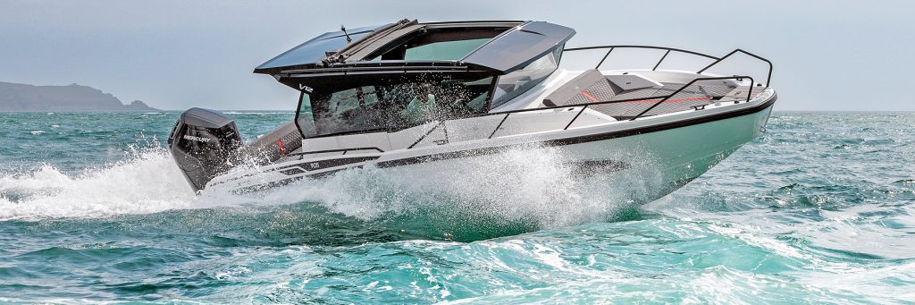 Nordkapp 905 sports cruiser driving on a turquoise sea with white waves splashing on its sides