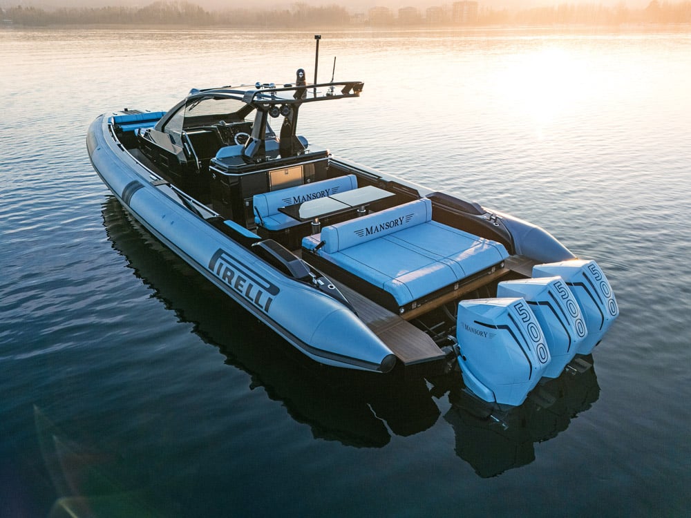 Sacs Tecnorib Mansory Pirelli 42 Special EditionSunbathing space can be extended by dropping the table.