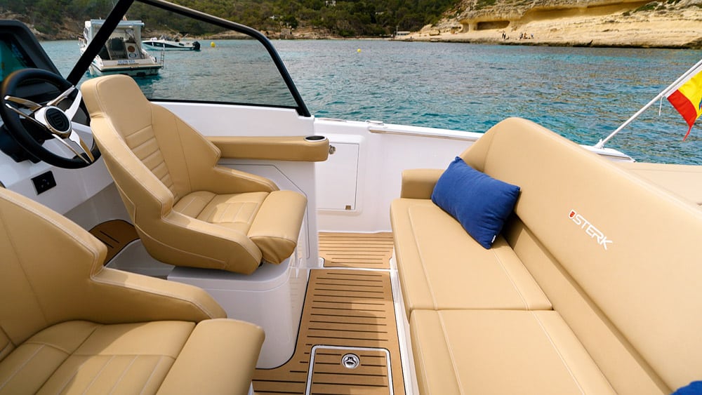 The helm seats can reverse. 