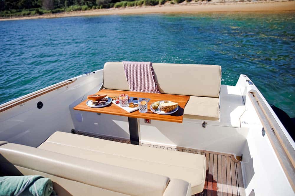 Cormate Explorer 35. The seating can be configured to face the table.