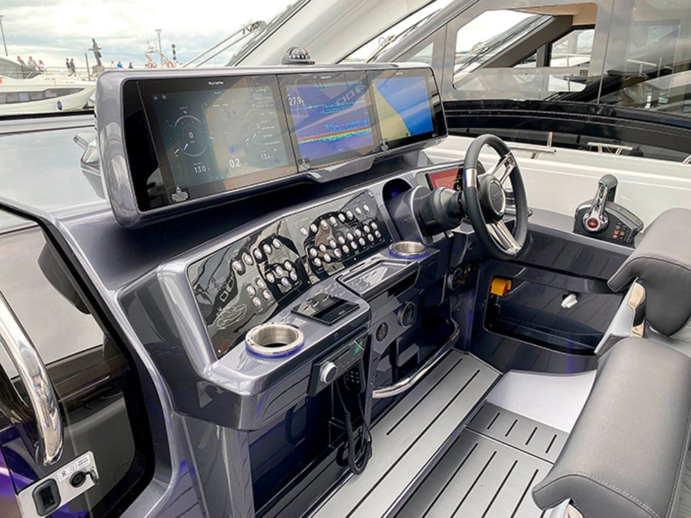 Nothing is forgotten in this helm design. 2: The saloon sofa in forward-facing seat mode.