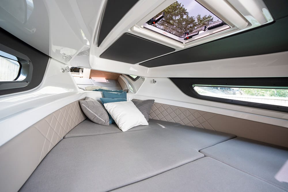 Yamarin 80 DC cabin