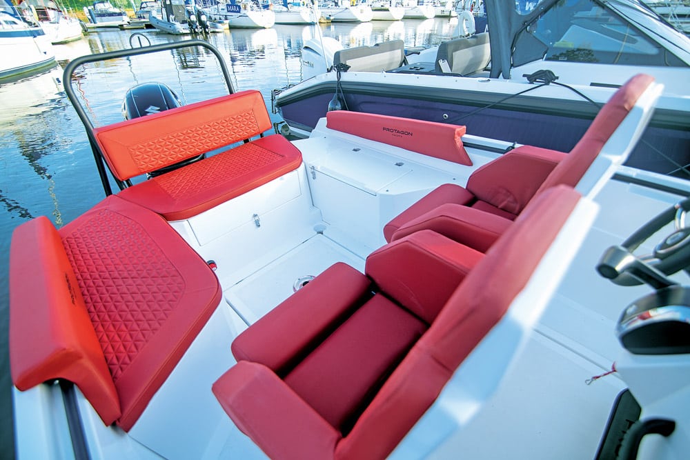 Protagon 6m - All seating can turn in to face the table for dining.