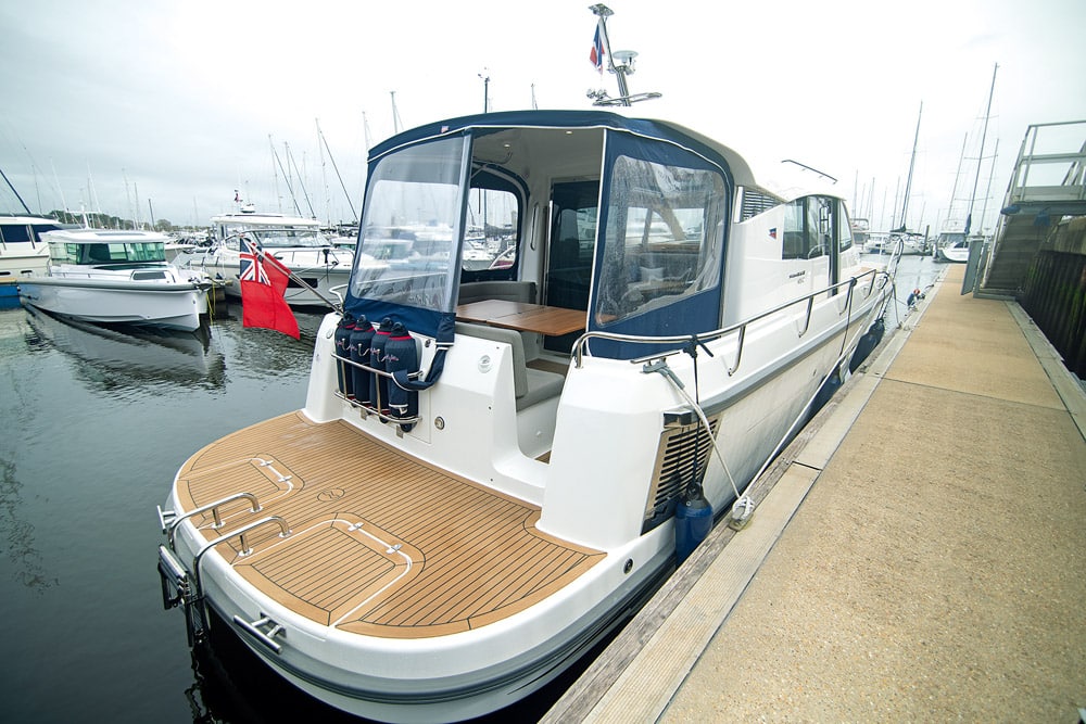 Nimbus 405 Coupe - Easy access with this bathing platform.