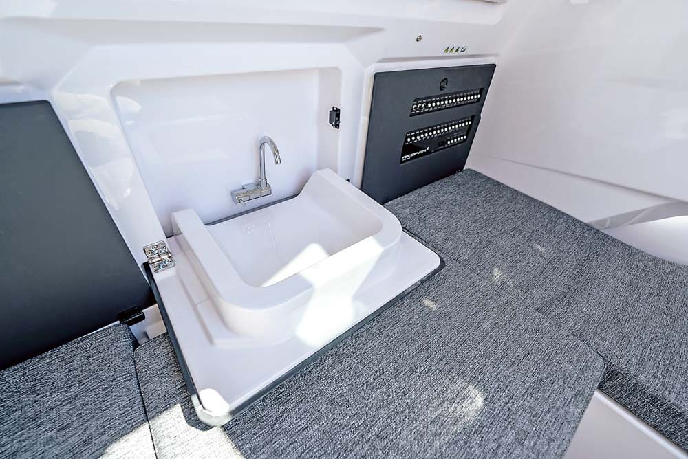 Axopar 29 - The folding sink is a novel idea.