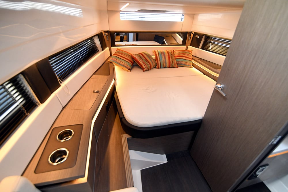 Wellcraft 355 - Forecabin