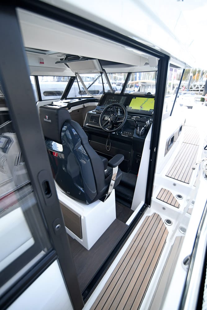 Wellcraft 355 - Side door