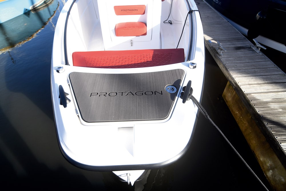 Protagon 6m - The blunt bow provides an ideal step off for high docksides.