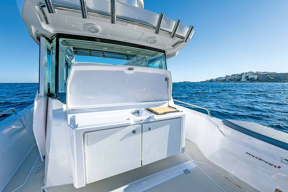 Axopar 29 - The wet bar option on the XC takes away the aft cabin.