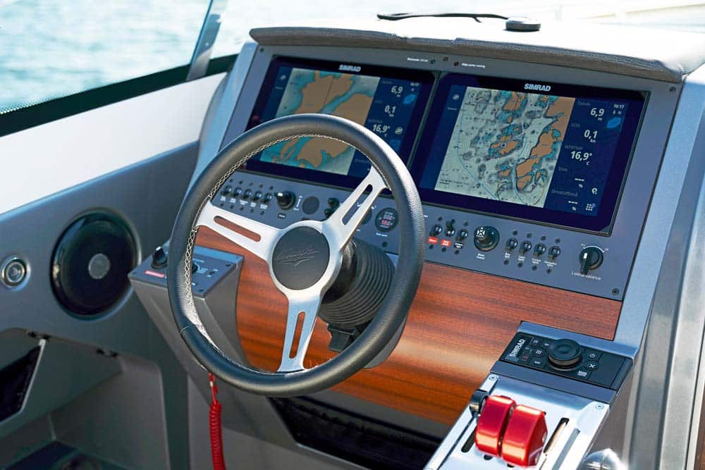 Cormate Explorer 35. This is a perfect driver’s helm. 