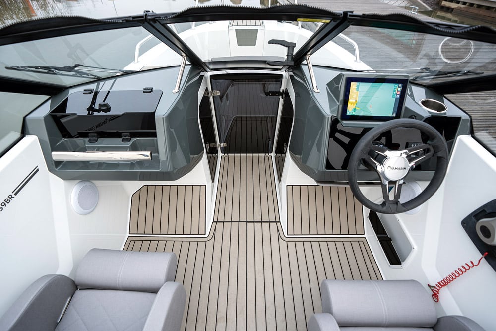 Yamarin - Good weather protection at the helm.