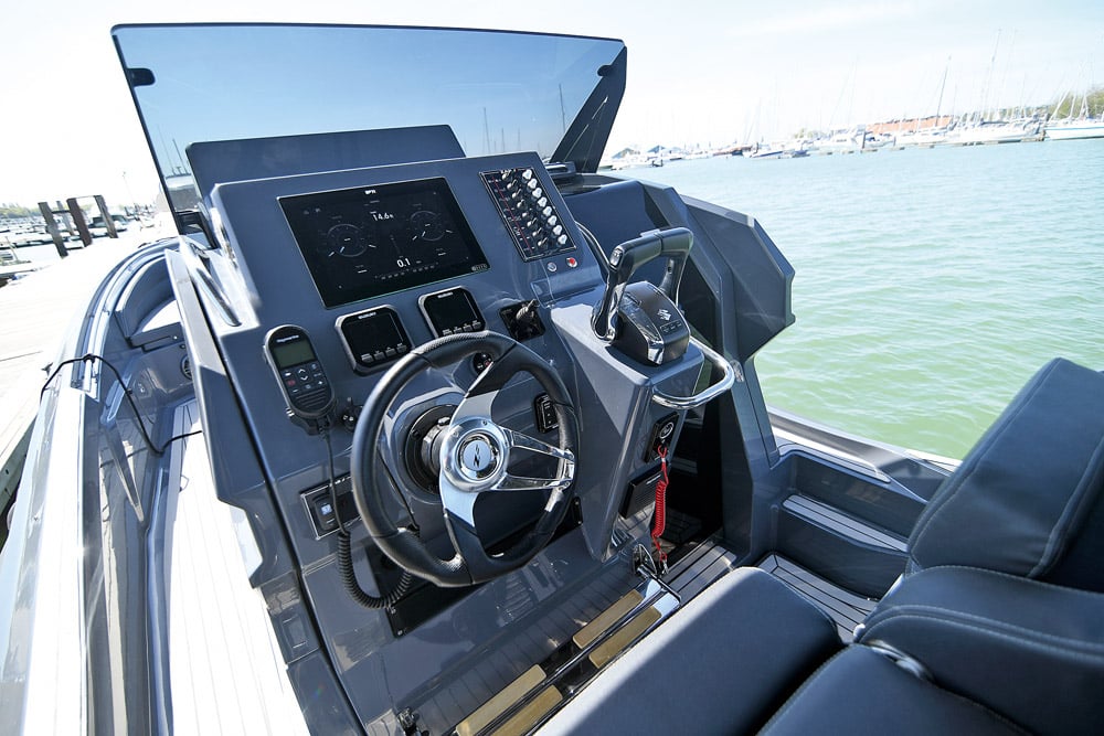 ZAR 95 SL - The helm works well from a driver’s perspective.