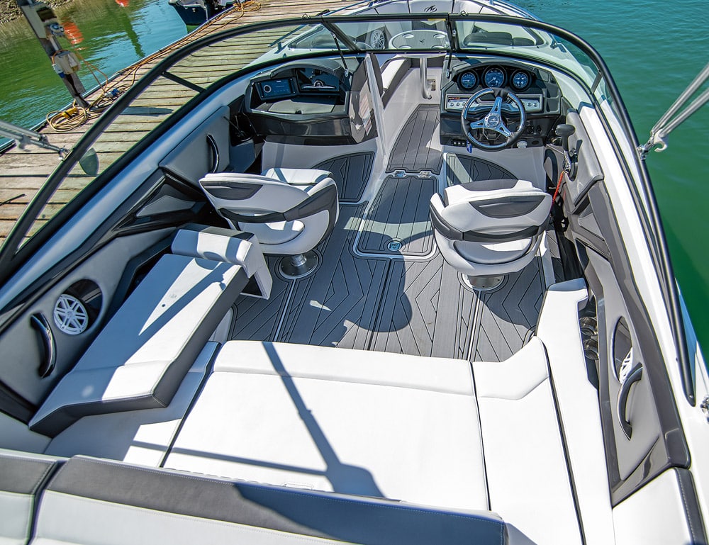 Monterey 215SS - The cockpit is a generous size.