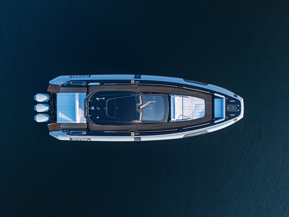 Sacs Tecnorib Mansory Pirelli 42 Special EditionDeck space is generous and well enclosed.