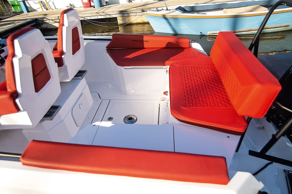 Protagon 6m - The seats provide a secure driving position