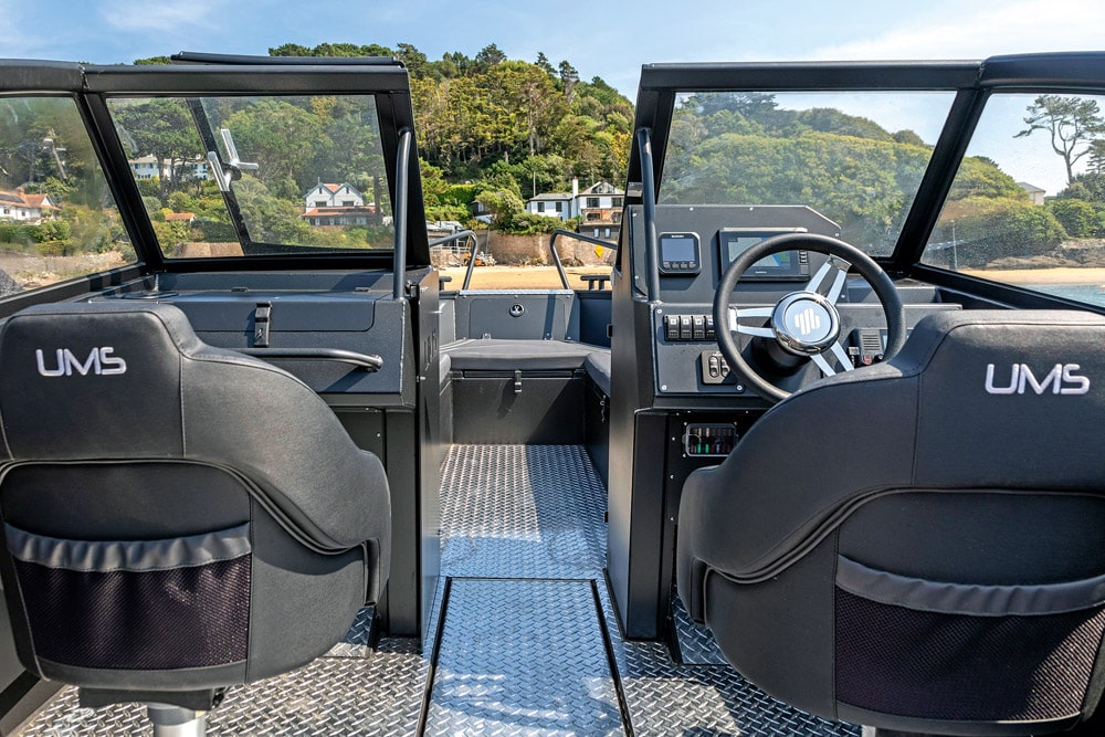 Pedestal mounted bucket seats can swivel maximising use of space. UMS 655 DC