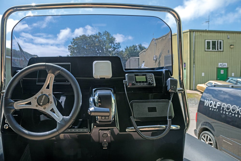 Optimized helm with ideal throttle positioning on the BRIG Eagle