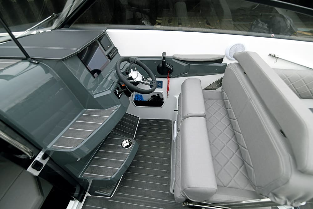 YAMARIN 67DC cockpit