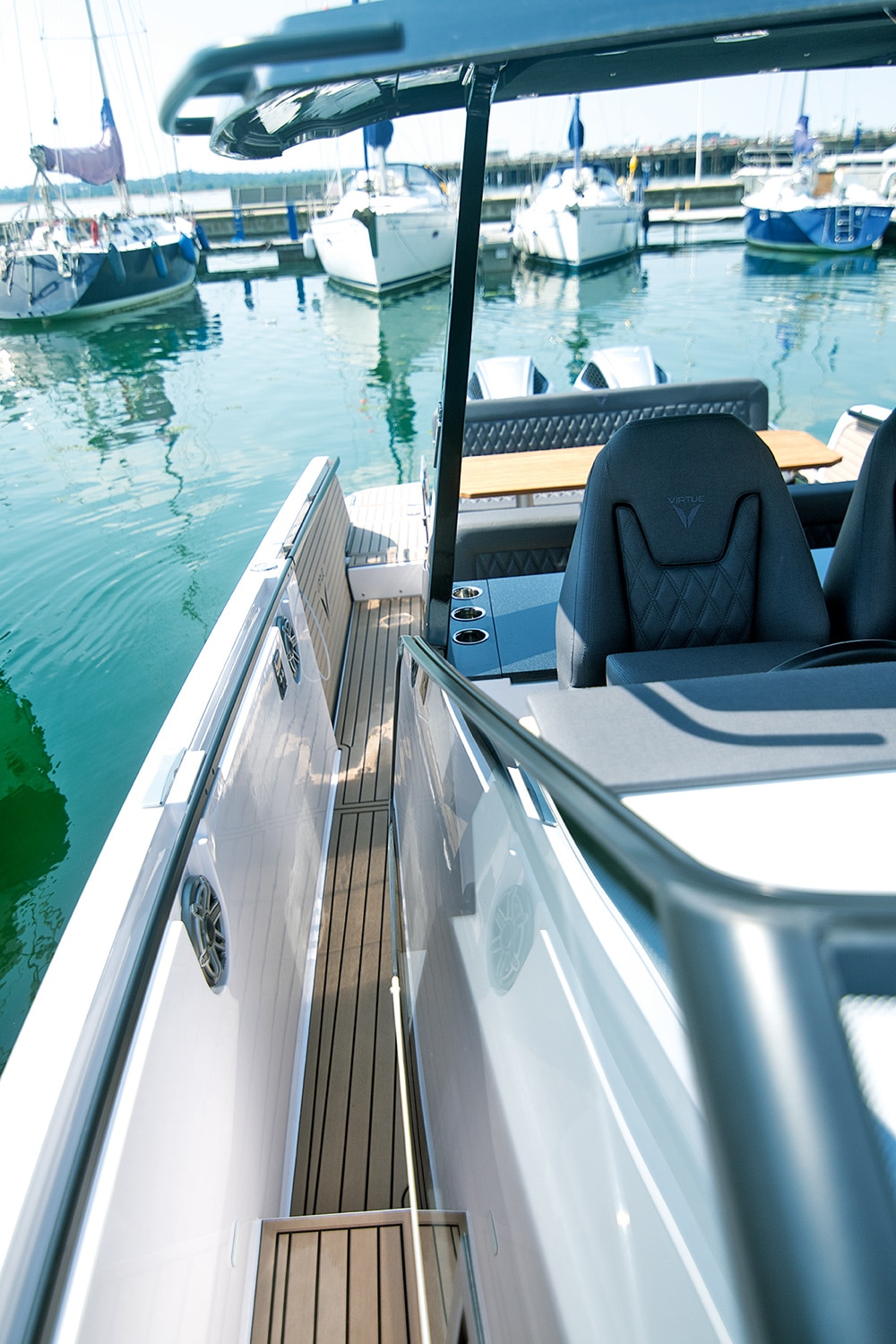 Virtue V10 Boat test. Safe deck access.