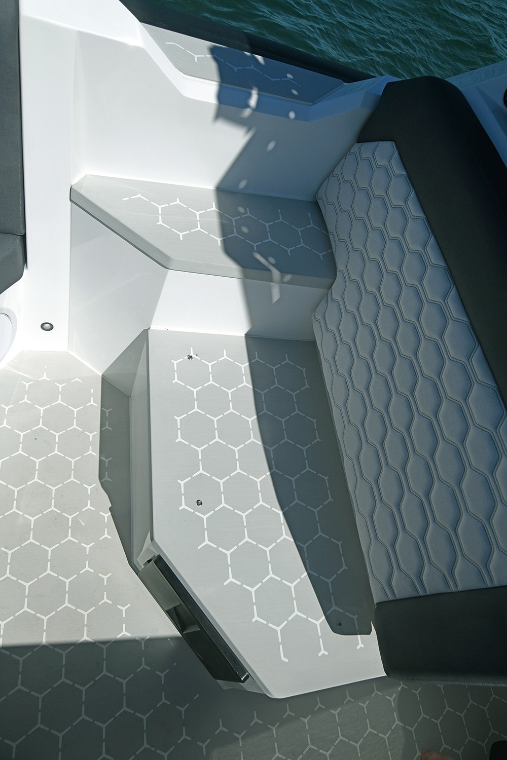 Ring 1080 Trophy. The forward seat converts to a starboard step.