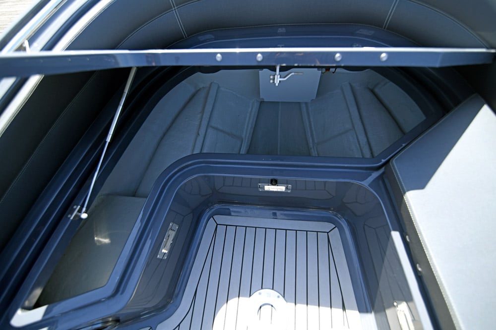 ZAR 95 SL - The big forward locker is impressive in size.