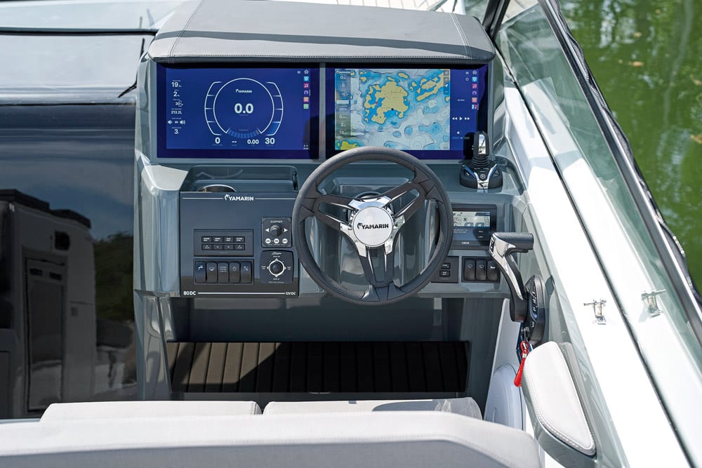 Yamarin 80 DC A well-equipped dash layout.