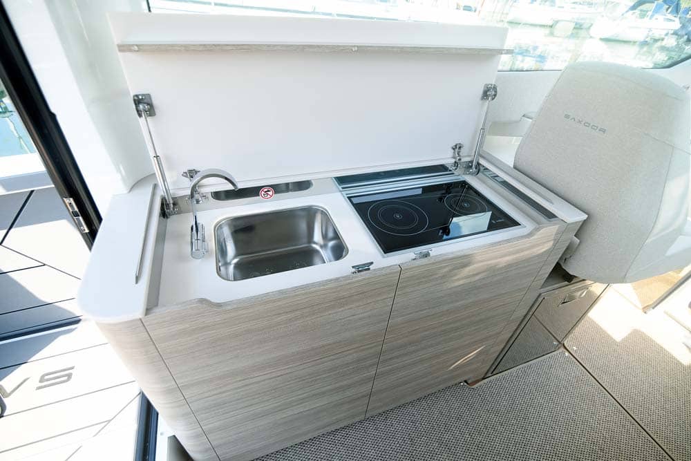 Saxdor 320 GTCThe galley hob can be diesel or electric.