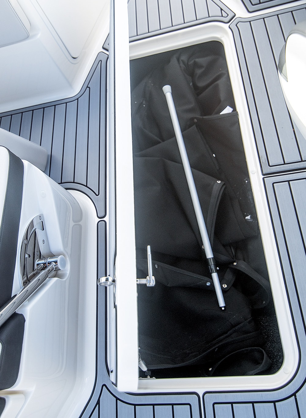 A long ski locker lies under the cockpit.
