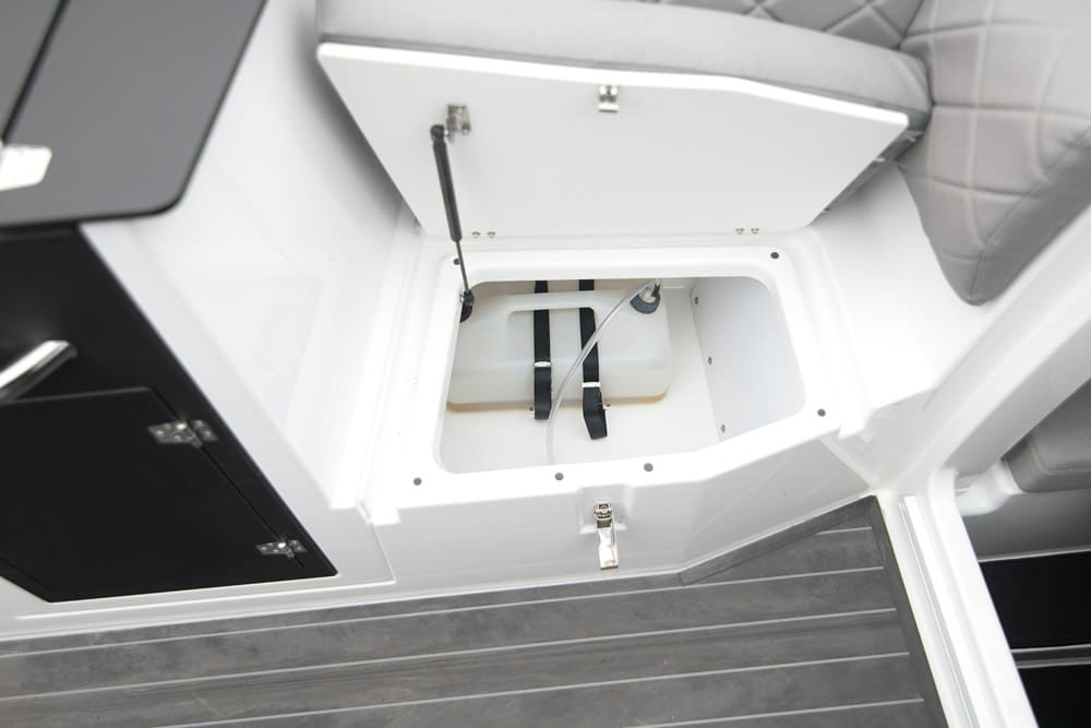 Yamarin 67DC pressurized water system