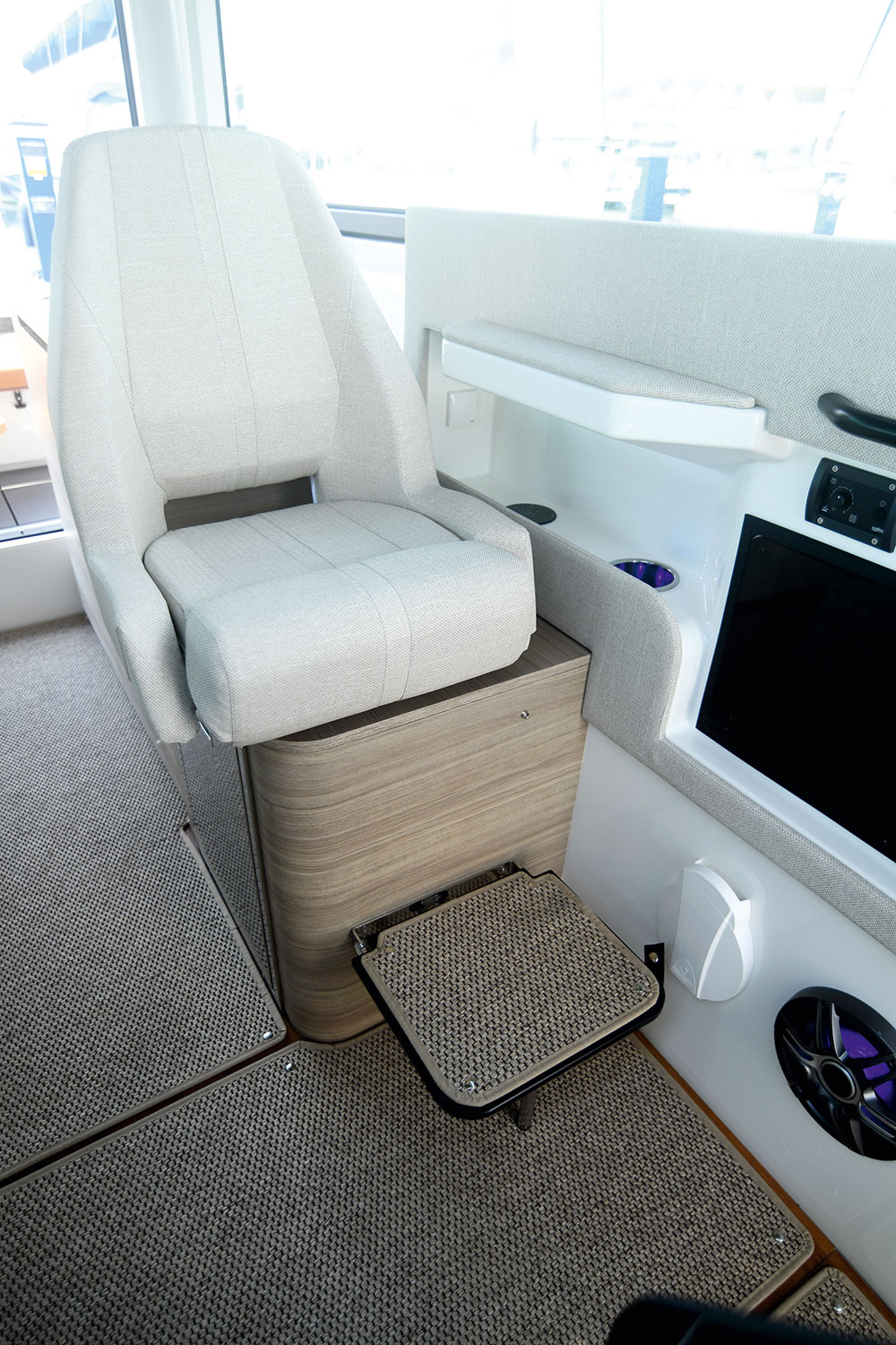 Saxdor 320 GTCA third forward seat is very rare in a 32-footer.