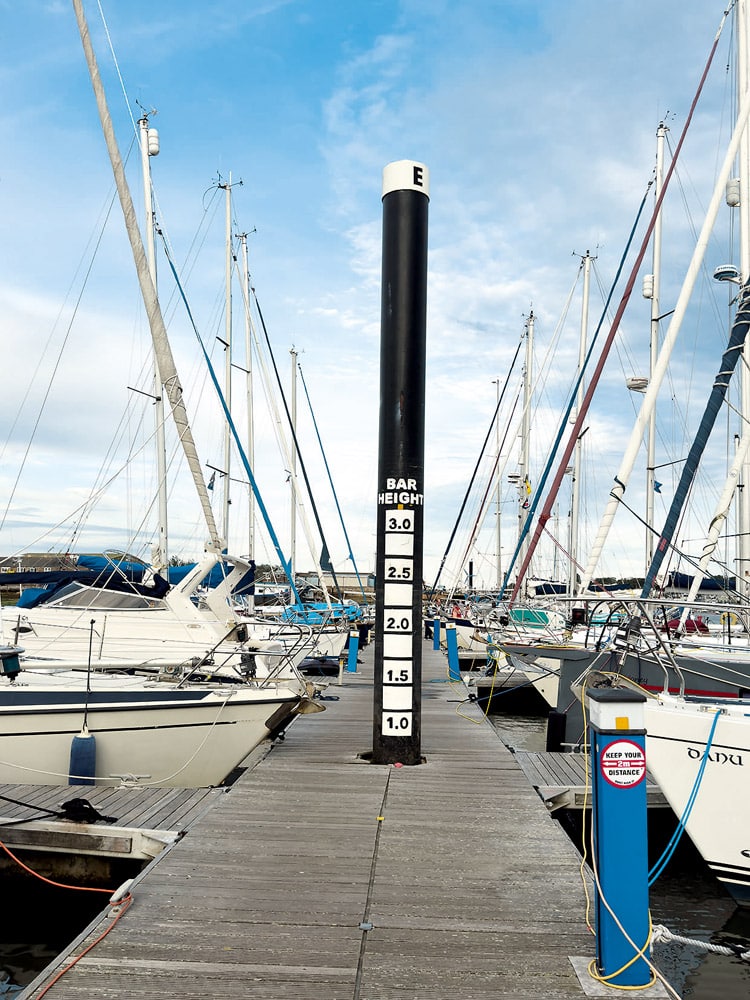 A handy tidal gauge on the visitor`s pontoon.