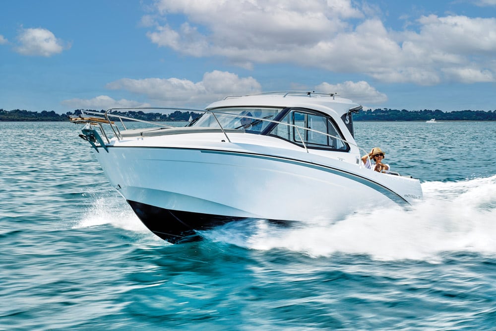 Beneteau Antares 7 on the water