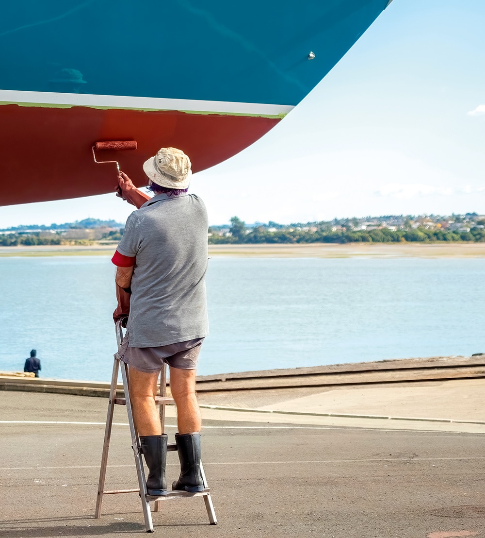 Apply of traditional anti-foul - © iStock-Wirestock