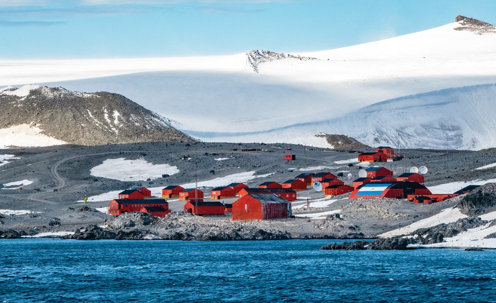 Argentinian scientific research station at Esperanza © istock/BDPhoto