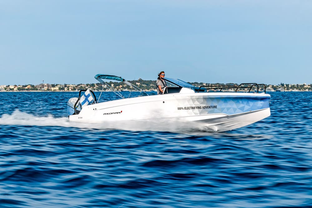 The Storm needs 800kg of ‘fuel’ comprising two liquid-cooled 63kWh Kreisel batteries to carry it a mere 25nm, whereas the petrol outboard can travel 184nm using its 172kg (230L) of petrol. 