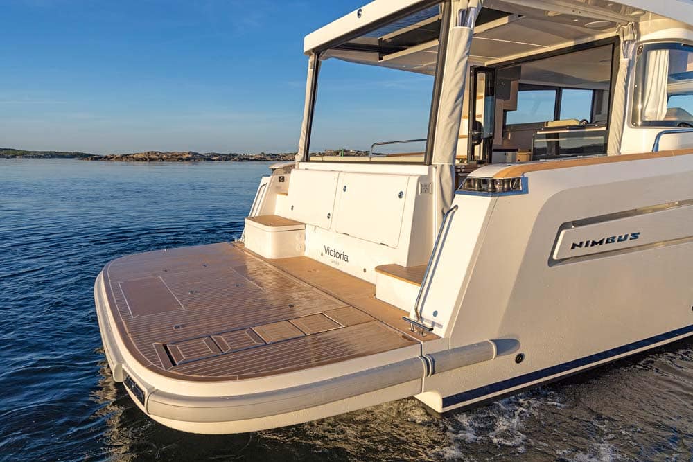 Nimbus 495 Flybridge. Bathing platform in closed position. 