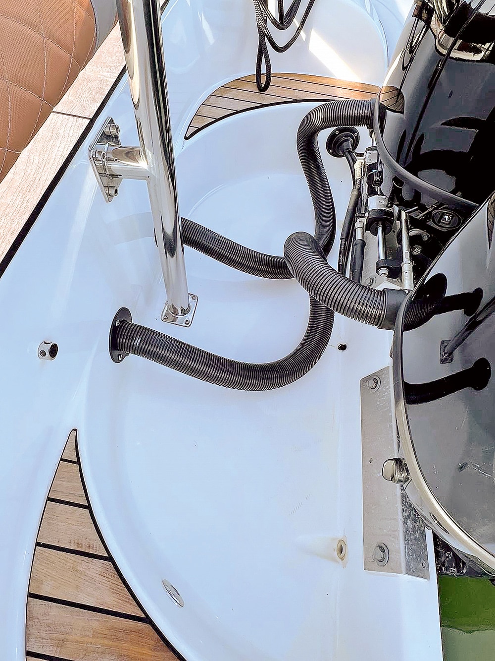 Transom fixtures and fittings.