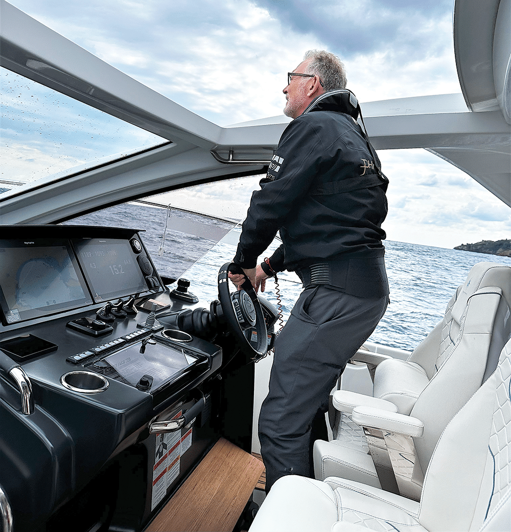 Retractable roof allows 360 vision for safer manoeuvring.